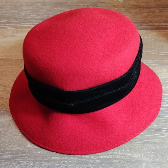 Da-Me - 1920s Vintage Bell Hat - On Red and Black - Picture 4 of 5